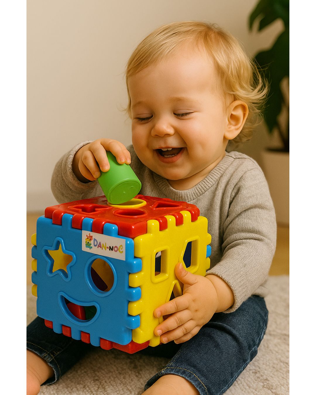 Edukativna kocka za bebe sa umetaljkama - pogađanje oblika